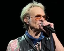 Watch: DAVID LEE ROTH Mocks SAMMY HAGAR Over EDDIE VAN HALEN 'Ghost' Claim