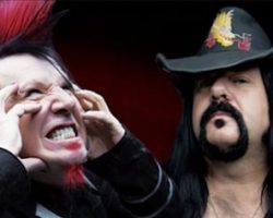 MUDVAYNE's CHAD GRAY Remembers VINNIE PAUL: 'He Was A Great Friend' Who 'Taught Me A Lot'