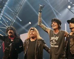 MÖTLEY CRÜE's JOHN 5 Says VINCE NEIL Is Singing And Looking 'Great' During Las Vegas Residency: 'He's Killing It'