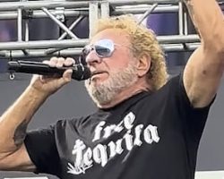 SAMMY HAGAR Says He Was 'Very Disappointed' With His 'Flying High Again' Performance At 'Back To The Beginning': 'I Choked'