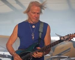 Legendary Guitarist STEVE MORSE Still Enjoys Performing Live: 'We're At Our Best When We Connect With Each Other'