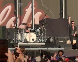 Watch: STONE TEMPLE PILOTS Joined By JOSH FREESE For 'Sex Type Thing' Performance At LOUDER THAN LIFE Festival
