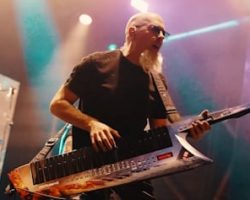 DREAM THEATER's JORDAN RUDESS On Phones At Concerts: 'I Don't Mind Pictures At All' But Filming Entire Shows Is 'Kind Of Rude'