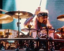 DREAM THEATER's MIKE PORTNOY On Seeing KISS In 1977: 'From That Point On, I Knew That's What I Had To Do'