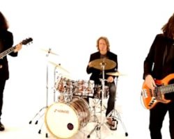 TESTAMENT's ALEX SKOLNICK Releases Sixth Album From His Jazz-Rock Band ALEX SKOLNICK TRIO, 'Prove You're Not A Robot'