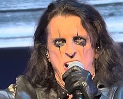 ALICE COOPER: 'I Have Never Lost My Voice, Because I Sing In The Middle Range'