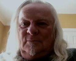 URIAH HEEP's BERNIE SHAW On Artificial Intelligence In Music: 'It Absolutely Scares The Pants Off Me'