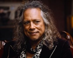METALLICA's KIRK HAMMETT On His Collection Of Horror Movie Memorabilia: 'I Feel Like A Protector And Curator Of This Stuff'